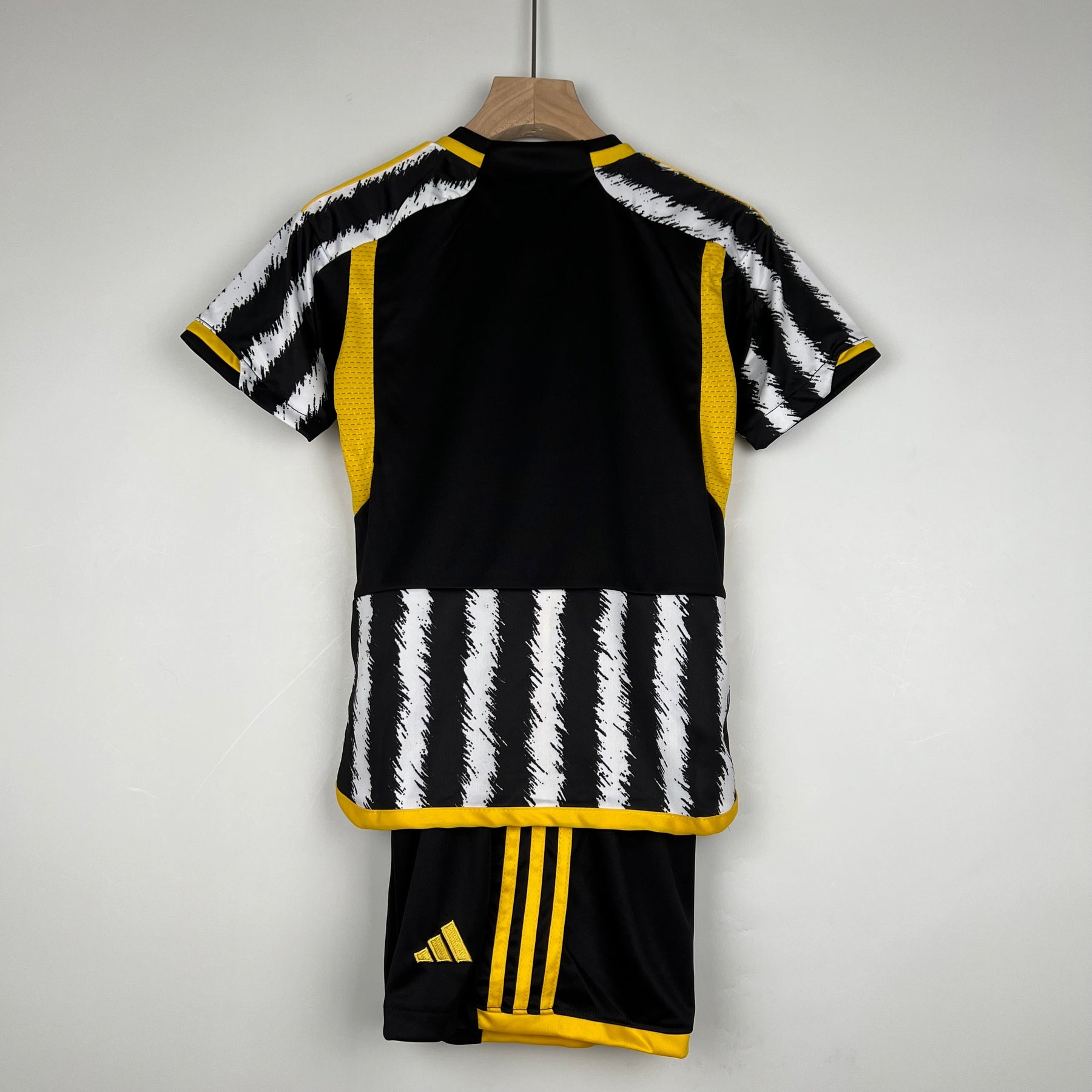 JUVENTUS I 23/24 KIDS KIT